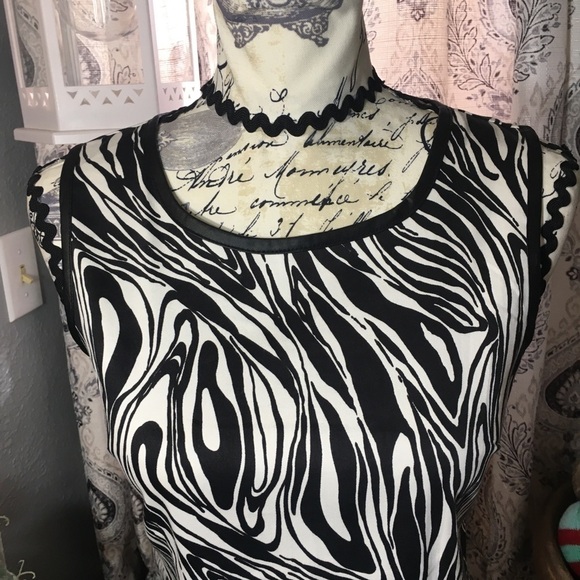 Willi Smith - Zebra print zipper back blouse with faux leather look trim. - Picture 3 of 10